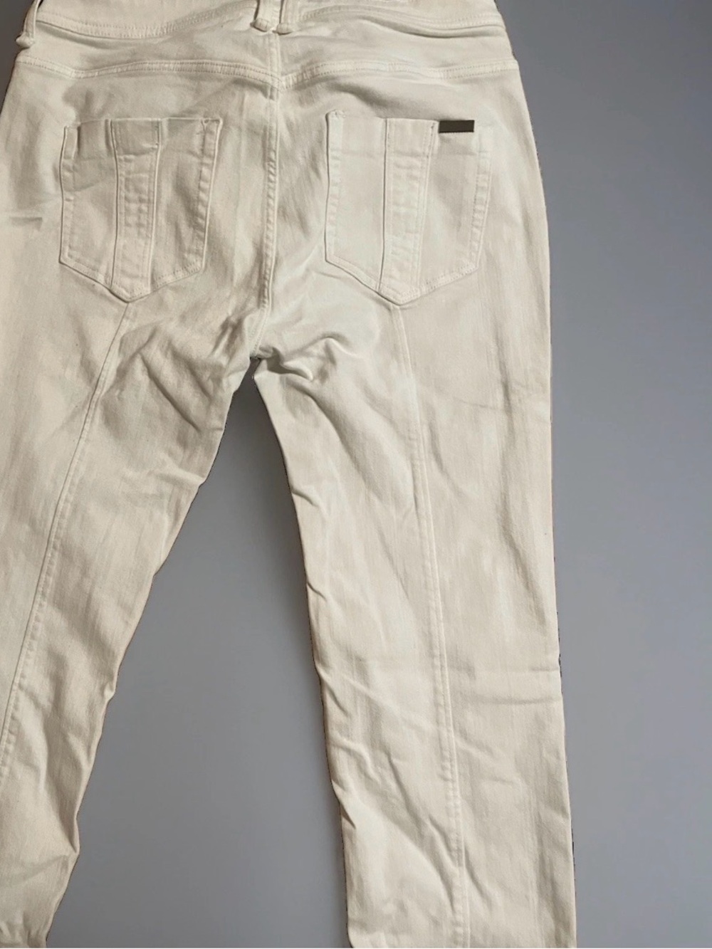 Burberry White Denim with Branded Metal Tab - Picture 2 of 4